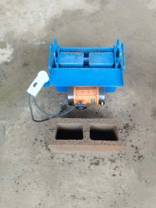 Máquina de fabricación de ladrillos manual no ardiente de África de venta directa Operación estable de la máquina formadora de bloques de cemento - Product Image 3