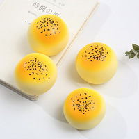 Jouet Squishy Créatif en TPR en Forme de Pâtisserie aux Fruits, à Remontée Lente, avec Jaune d'Œuf Fluide, Imprimé UV, Portable, Anti-Stress, pour Enfants, Vente en Gros