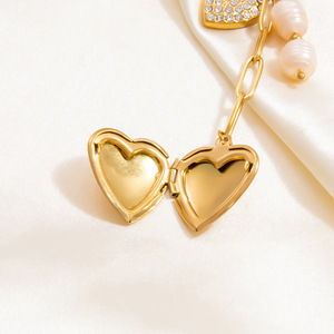 Collier superposé tendance plaqué or 18 carats avec pendentif cœur en pierre naturelle, chaîne claviculaire multi-brins pour femme - Product Image 4