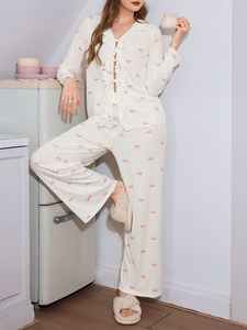 Ensemble de pyjama pour femme en bambou personnalisé, imprimé nœuds blancs et roses, manches longues, volants, attache sur le devant, en modal et coton doux, vêtements de détente et de nuit - Product Image 2