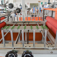 Machine d'encollage de profilés en PVC et bois de haute qualité avec colle froide PUR pour armoires, dotée d'un laminage automatique à la colle froide