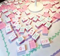 Jeu de Mahjong Américain Pliable de Luxe Moderne Bicolore Blanc et Rose avec Tuiles en Acrylique à Motif Floral Pastel en Relief 3D