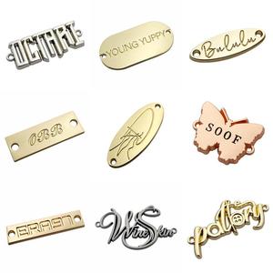 Étiquettes personnalisées en alliage de zinc pour lacets de chaussures, logo en <span class=keywords><strong>laiton</strong></span> antique, étiquette métallique à 2 trous pour vêtements, bikinis et sacs - Product Image 6