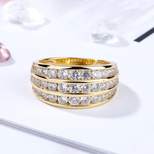 Anello da Cocktail Q230 per Donna, Placcato Oro con Zirconia Cubica, Incastonatura a Canale, Pietra Rotonda, Gioiello Elegante per Feste - Product Image 3