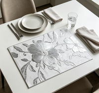 Napperon élégant classique blanc à motif de lys en PVC écologique - Imperméable, résistant à l'huile, isolant thermique, protection de table à manger