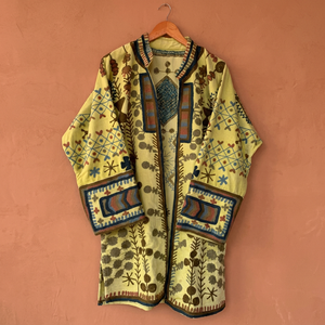 Manteau long en velours vert clair fait main sur mesure, avec des motifs floraux bruns et bleus et une bordure géométrique - Product Image 6