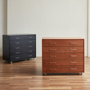 Commode vintage à cinq tiroirs en bois massif, meuble de rangement pour salon et chambre à coucher avec roulettes - Product Image 4