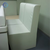 Ensemble de tables et de chaises en panneaux souples insonorisants et anti-collision pour salle d'observation
