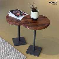 Table basse ronde moderne NORYA en noyer massif avec base sur pied foncé et plateau épais pour salon