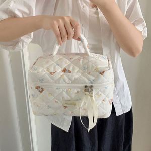 Stylish Spacious Large Travel Makeup Cosmetic Toiletry Bag 3Pcs Checkered Large Quilted Makeup Bag <b>Set</b> for Women and Girls - Product Image 6