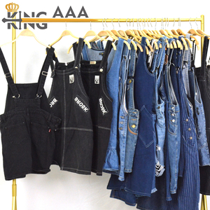 Balles de vêtements en jean Vêtements d'occasion pour femmes Jupe à bretelles en denim Ensemble de vêtements d'occasion - Product Image 3