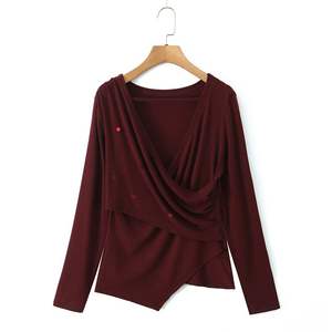 เสื้อถักแขนยาวผู้หญิงรันฉี ทรงเอซิมเมตริก สีพื้น คอวี กระชับเอว สไตล์เรโทร สีแดงคลาสสิก สีดำ ไซส์พลัส - Product Image 1