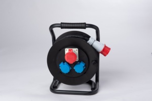 Avvolgicavo Elettrico Industriale a 5 Pin CEE con 3 Prese, Certificato CE, IP44, 230V, con Interruttore Termico, Garanzia di 2 Anni, Protezione Bambini - Product Image 2