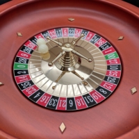 Vente en gros de qualité Nouveau design Roulette russe 11 pouces rouge en bois massif durable pour les jeux de bar
