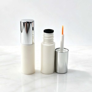Flacon d'eye-liner blanc cylindrique avec bouchon argenté, tube cosmétique vide, emballage personnalisé pour eye-liner liquide, conteneur avec logo sur mesure - Product Image 1