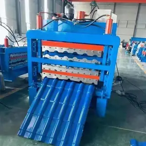 Máquina formadora de láminas de tejas de tres capas