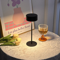 Lampe de table de restaurant CY LED moderne à piles rechargeables avec un design d'abat-jour en métal simple