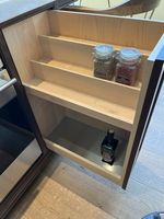 Organisateur de tiroir à épices sur mesure en noyer et blanc pour armoire de cuisine Vermont avec bloc porte-couteaux et bocaux étiquetés