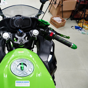 Tapas de Manillar para Motocicleta <span class=keywords><strong>Kawasaki</strong></span> Ninja 400, Cubiertas de Empuñadura CNC Fijadas en los Extremos del Manillar Izquierdo y Derecho - Product Image 2