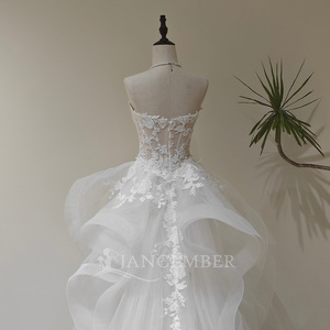 LY132 Robe de mariée sirène moderne et classique avec corset, dos lacé, appliques florales en cristal et décolleté cœur - Product Image 6