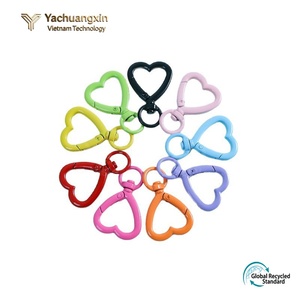 Juego de 8 Llaveros de Plástico con Forma de Corazón Coloridos, de Uso Universal - Product Image 3