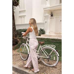 Pantalon polyvalent pour femme, confortable au quotidien, conçu avec un tissu respirant, coupe décontractée et design simple, idéal pour le bureau ou les occasions décontractées. - Product Image 1