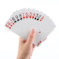 Cartes à jouer promotionnelles personnalisées en plastique imprimé avec boîte en bois à double étage, impression offset couleur CMJN et vernis brillant