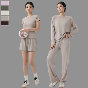 Ensemble de sport respirant et doux pour la peau, idéal pour la gym, le Pilates et l'exercice, avec hauts à manches courtes et longues, et shorts et pantalons. - Product Image 1