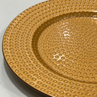 Assiette de présentation en PP dorée sur mesure, entièrement perlée et embossée, pour la décoration de table de mariage ou de fêtes