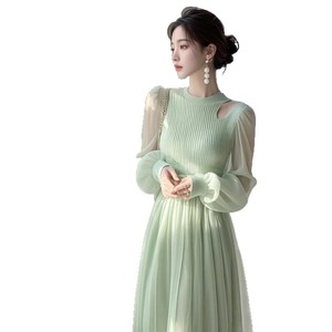 Vestido de Noche Largo Estilo Francés de Gasa Verde con Silueta en A, Cuello Alto, Cintura Imperio y Tirantes Finos, Color Liso - Product Image 5