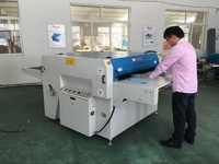 Presse automatique pour le thermocollage des cols en tissu