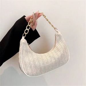Sac à bandoulière croissant tissé pour femme avec chaîne, mini sac hobo, sac de mode estival - Product Image 6