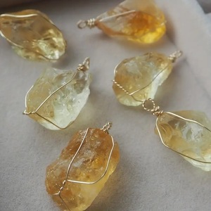 Collier en cristal de pierre naturelle en gros pendentif en pierre naturelle enroulé et torsadé - Product Image 4