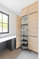 Meubles de cuisine modernes bicolores sur mesure, anthracite et chêne clair, sans poignées, avec îlot large et étagères LED, pour projet résidentiel