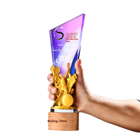 2024 nuevo trofeo de cristal colorido excelente premio al empleado en la serie pentagrama plumas de resina caballo dragón para la industria de seguros