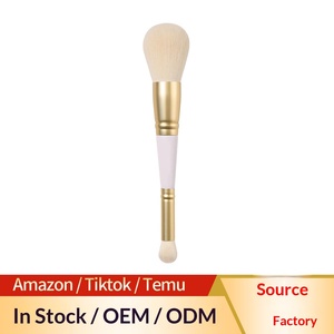 Pinceau de maquillage double tête 2-en-1 à manche en bois et poils synthétiques doux pour contouring, poudre scintillante et blush - Product Image 3