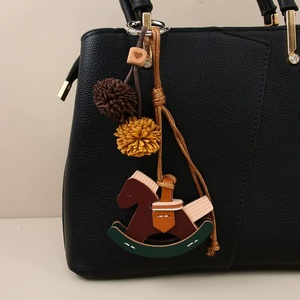 ของที่ระลึกวันหยุดปี 2026 ใหม่ ของขวัญ กระเป๋าถือแฟชั่นผู้หญิง หนัง PU นุ่ม ทนทาน พร้อมพวงกุญแจรูปม้าโยก - Product Image 3