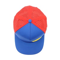 Casquette de baseball personnalisée à 5 panneaux avec patch en caoutchouc, logo brodé 3D, découpe laser, trous perforés, deux couleurs rouge/bleu marine