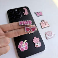 Épinglette en émail souple personnalisable, stock usine 2026 |   Gravure personnalisée sur le thème de la mode rose et de l'arabe |   Autocollant de téléphone personnalisé