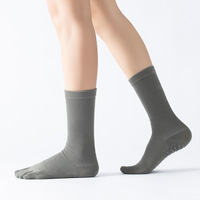Chaussettes de yoga et de Pilates antidérapantes en coton à 5 doigts pour femmes - Adhérence pieds nus, personnalisation du logo et broderie pour le yoga, la barre et le sport
