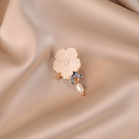 Broche Fleur Coquillage avec Goutte de Perle, Épingle Émaillée Feuille Plaqué Or, Élégante Broche de Revers pour Femme pour Costume, Foulard, Décoration de Mariage