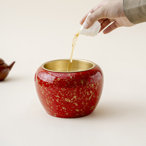 Contenedor de residuos de té Jian Shui de latón lacado con purpurina dorada, rojo y negro, con revestimiento interior dorado para la ceremonia del té Kung Fu. - Product Image 4