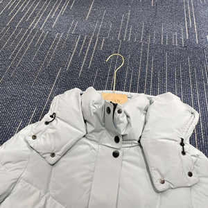 Chaqueta de Plumón <span class=keywords><strong>con</strong></span> <span class=keywords><strong>Capucha</strong></span> Gris Claro, Cintura Ajustable <span class=keywords><strong>con</strong></span> Cordón, Bolsillos <span class=keywords><strong>con</strong></span> Cremallera y Cierre a Presión, Corte Ajustado, Abrigo Cálido de Invierno, Venta al Por Mayor - Product Image 6