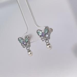 Boucles d'oreilles classiques pour femmes en forme de papillon, en zircon cubique de couleur bleu clair, imitation perle, plaqué or sur la base en laiton, de la marque Tianyu Gems - Product Image 4