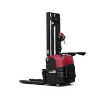 Gerbeur électrique autoporté 2 tonnes 3 m, rouge et noir, idéal pour atelier compact et opérations de stockage en entrepôt à allées étroites