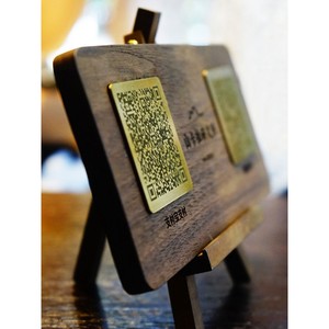 Support d'affichage de code QR en bois de noyer japonais 200x90mm, gravé en laiton, pour affichage vertical sur bureau, idéal pour les commerçants - Product Image 1