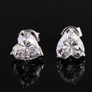 Boucles <span class=keywords><strong>d</strong></span>'oreilles clous en or blanc pour femme, serties de diamants de laboratoire taille cœur, 0,5-2 carats, certifiées IGI, bijoux fins personnalisés, vente en gros River Time - Product Image 3
