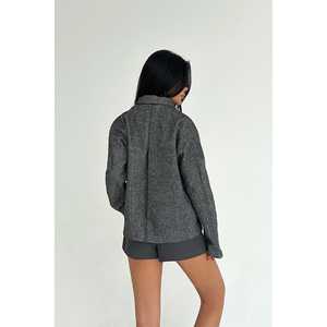 Chaqueta Gris Cruzada para Mujer con Detalle de Bolsillo Único - Product Image 1
