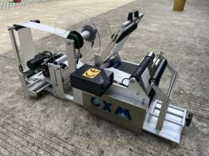 Etiquetadora Semiautomática Eléctrica con Pantalla Táctil PLC para Botellas Redondas de PET para Agua, Jugos y Refrescos - Product Image 2