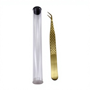 Pince à épiler courbée plaquée or Princeton Tools de 10 mm avec prise en main lisse et tube de rangement protecteur - Product Image 1